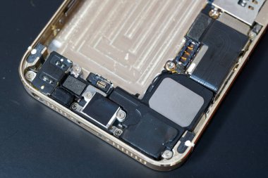 Parçalanmış bir akıllı telefonun içeriği ve bileşenleri