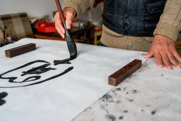 Viejo Calígrafo Chino Está Creando Escribiendo Obras Caligrafía Traducción Continuar —  Fotos de Stock