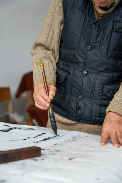 Old Chinese Calligrapher Creating Writing Calligraphy Works Translation Carry Open — Stock Photo, Image