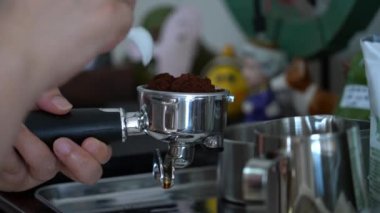 Profesyonel bir barista latte yapmak için kahve makinesi kullanıyor.