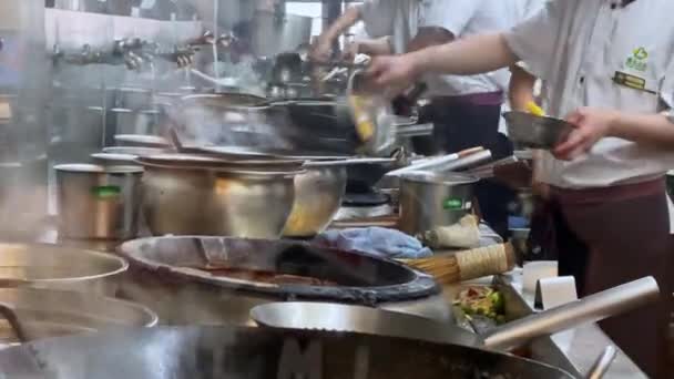 Chińska Restauracja Komercyjna Kuchnia Wnętrza Kucharz Pracy Godzinach Pracy — Wideo stockowe
