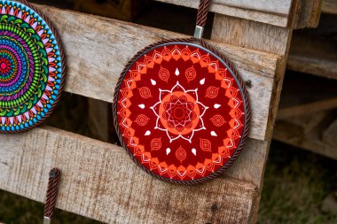 Zhuang, Çin 'in Guangxi şehrinde Zhuang milliyetçiliğinin özelliklerine sahip yuvarlak plaka deseni.