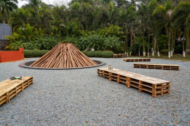 Açık hava kampı için büyük bir odun kamp ateşi yakıldı.