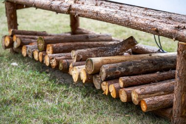 Açık hava kampı için büyük bir odun kamp ateşi yakıldı.