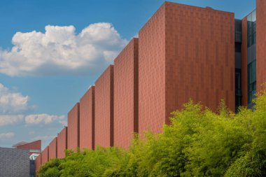 Şehirde modern bir müze binası.