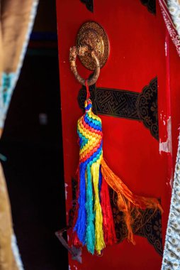 Tibet 'teki Tibet Budist manastırlarının kapıları ve renkli süslemeleri