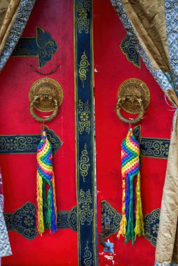 Tibet 'teki Tibet Budist manastırlarının kapıları ve renkli süslemeleri