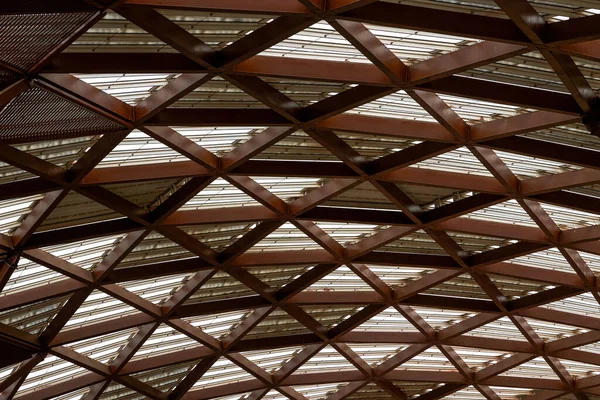 大規模な褐色鋼構造物のドーム — ストック写真