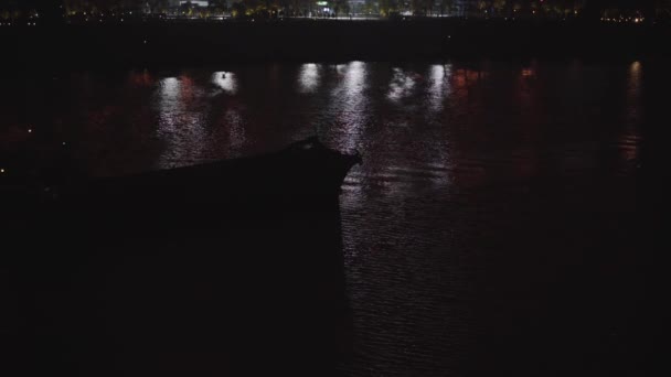 Міській Річці Вночі Їде Великий Піщано Добувний Корабель — стокове відео