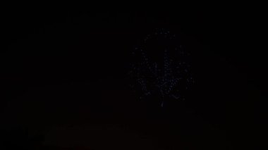 Geceleri yüzlerce İHA uçuş gösterisi