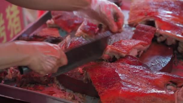 Šéfkuchaři Krájejí Pečená Prasata Rožni Čínském Stánku Jídlem — Stock video