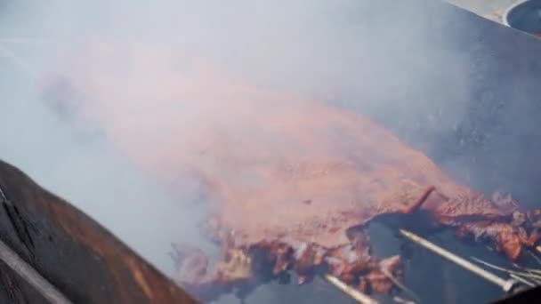 中国のロースターはチャコールの火の上に全体のカリカリ皮の豚肉をロースト — ストック動画