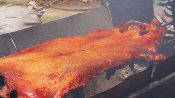 Ein Brater China Brät Ein Ganzes Knuspriges Schweinefleisch Über Holzkohlefeuer — Stockvideo