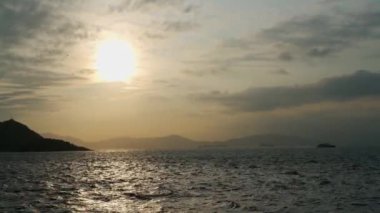 Hong Kong 'da deniz kenarında gün batımının muhteşem manzarası.