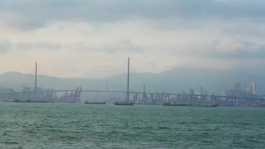 Hong Kong 'un Tsing Ma Köprüsü ve rıhtım inşaat alanındaki binalar.