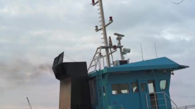 Kokpite yakın çekim ve denizde çalışan bir gaz teknesinin egzoz borusu.