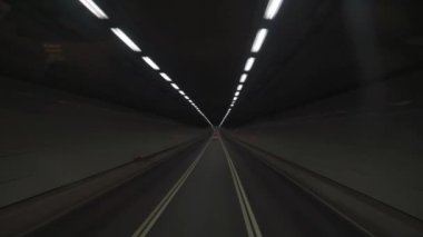 Geceleyin Hong Kong şehir merkezindeki tünelden geçen araçlar.