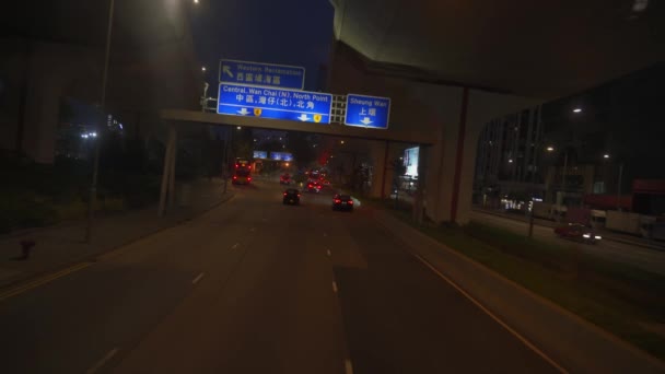 Οδήγηση Δρόμου Και Του Δρόμου Σκηνή Στο Χονγκ Κονγκ Νύχτα — Αρχείο Βίντεο