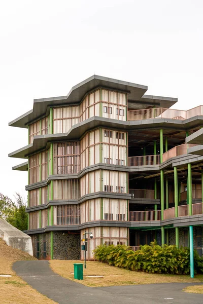 Ormanda basit bir tüp kulesi tasarımı olan bir bina.