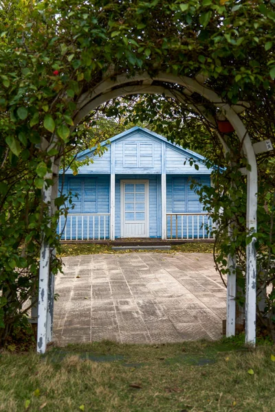 Ένα Εξαιρετικό Θρησκευτικό Στυλ Aqua Μπλε Σπίτι — Φωτογραφία Αρχείου