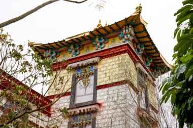 Tibet 'teki altın kaplama Tibet Budist Manastırı.