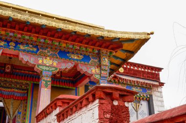 Tibet 'teki altın kaplama Tibet Budist Manastırı.