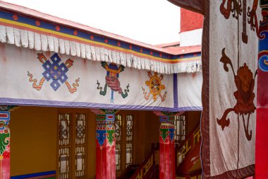 Tibet 'teki Tibet Budist manastırlarının kapıları ve renkli süslemeleri