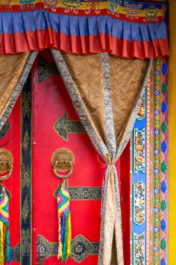 Tibet 'teki Tibet Budist manastırlarının kapıları ve renkli süslemeleri