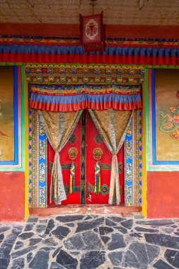 Tibet 'teki Tibet Budist manastırlarının kapıları ve renkli süslemeleri