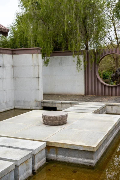 Una Pasarela Recreativa Losa Sobre Estanque Jardín Tradicional Chino —  Fotos de Stock