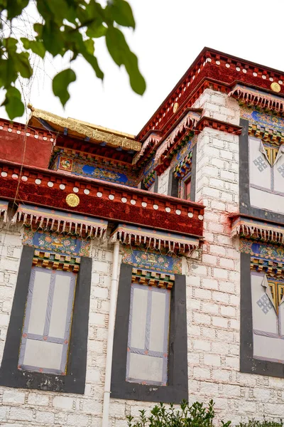 Όμορφο Κόκκινο Λακαρισμένο Από Χρυσό Θιβετιανό Βουδιστικό Μοναστήρι Στο Θιβέτ — Φωτογραφία Αρχείου