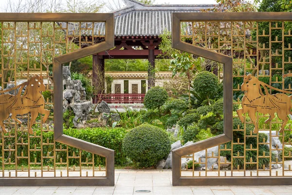 Parete Divisoria Placcata Oro Nel Moderno Giardino Cinese Lusso — Foto Stock