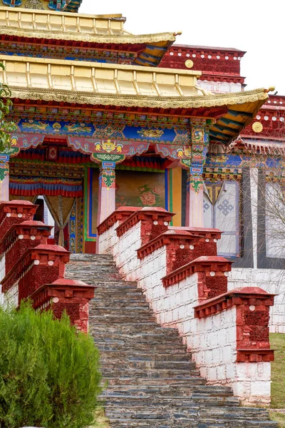 stock image Beautiful gold-roofed red-lacquered Tibetan Buddhist monastery in Tibet