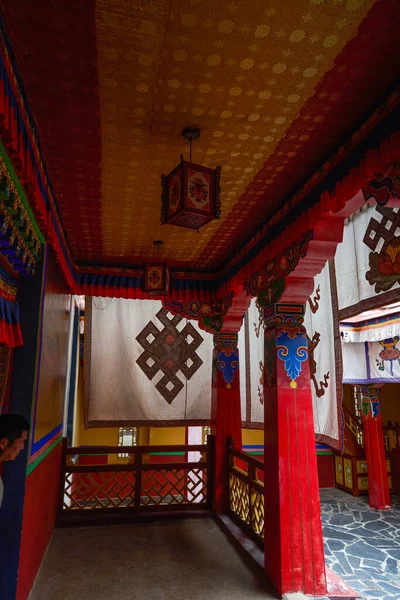 西藏藏传佛教寺院的大门和五彩斑斓的装饰 — 图库照片
