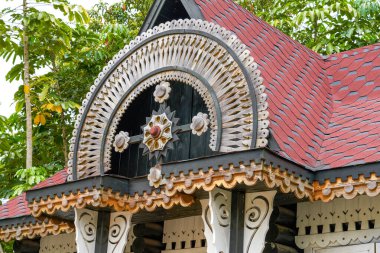 Geleneksel Rus mimarisinden bir kulübe.