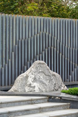 Üst düzey bahçelerde duvarlar ve kayalık taşlar var.