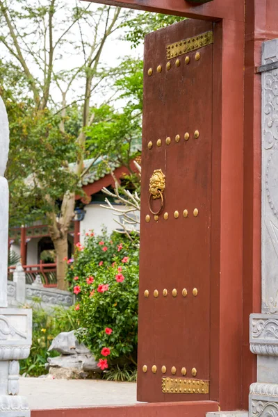 Golpes Remaches Puerta Antiguo Edificio Chino — Foto de Stock