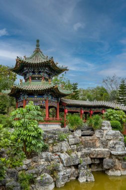 Lüks antik Çin geleneksel kraliyet bahçelerinin antik binaları.