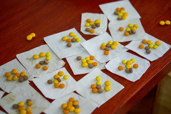 Bir Doktor Ilaç Dağıtıyor Ilaç Tabletlerini Ayırıyor — Stok fotoğraf