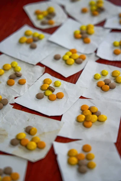 Bir Doktor Ilaç Dağıtıyor Ilaç Tabletlerini Ayırıyor — Stok fotoğraf