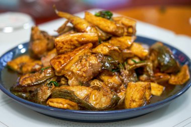 Lezzetli bir Çin ev yemeği, soya peynirli kedi balığı.