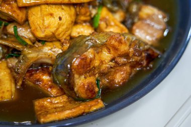 Lezzetli bir Çin ev yemeği, soya peynirli kedi balığı.