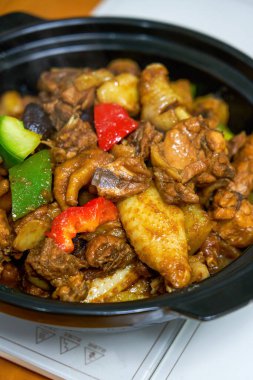 Lezzetli bir Çin ev yemeği, haşlanmış sarı soslu tavuk.