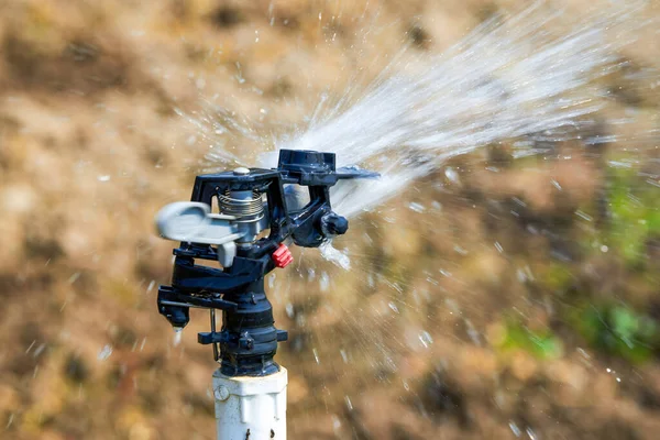Sistema Automatizado Irrigação Por Aspersão Cabeças Aspersão Campo Agrícola Livre — Fotografia de Stock