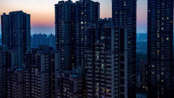 Міські Жителі Багатоповерхового Житлового Будинку Районні Вогні Вночі Тисячі Вогнів — стокове відео