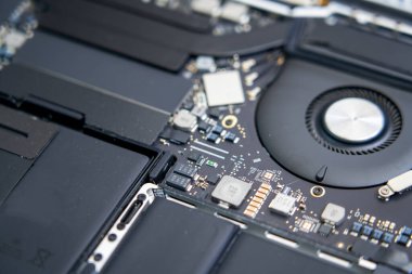 Üst düzey bir dizüstü bilgisayarın iç yapısal elektronik bileşenleri.