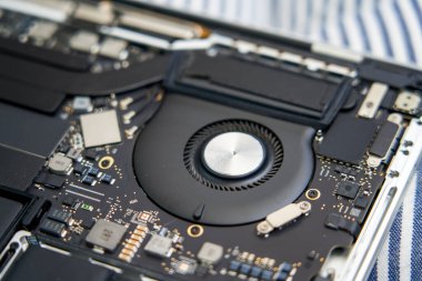 Üst düzey bir dizüstü bilgisayarın iç yapısal elektronik bileşenleri.