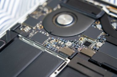 Üst düzey bir dizüstü bilgisayarın iç yapısal elektronik bileşenleri.