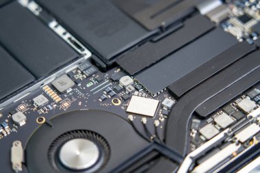 Üst düzey bir dizüstü bilgisayarın iç yapısal elektronik bileşenleri.