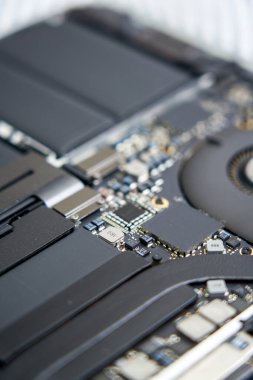 Üst düzey bir dizüstü bilgisayarın iç yapısal elektronik bileşenleri.